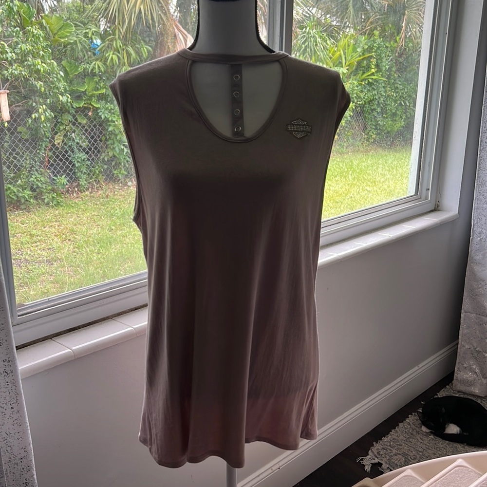 Harley Davidson sleeves shirt.
